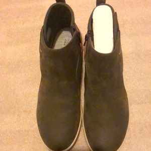 Clarks grey ankle boots in size 8.5